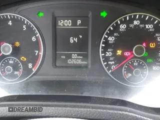 2014 Volkswagen Passat S z VIN 1VWAP7A37EC018810, wystawiony jako IAAI lot #40968457 z przebiegiem 102 606 mil mil oraz . Historia ofert i sprzedaży dostępna na DreamBid. Obrazek 7.