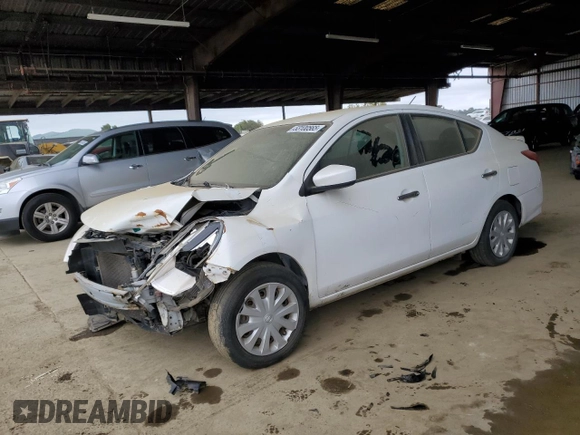 2015 Nissan Versa SV z VIN 3N1CN7AP5FL898483, wystawiony jako Copart lot #53100565 z przebiegiem 173 488 mil mil oraz Szkoda całkowita • Salvage title. Historia ofert i sprzedaży dostępna na DreamBid. Obrazek 1.