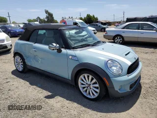 2013 MINI Convertible S z VIN WMWZP3C54DT551321, wystawiony jako Copart lot #57089205 z przebiegiem 92 441 mil mil oraz Szkoda całkowita • Salvage title. Historia ofert i sprzedaży dostępna na DreamBid. Obrazek 4.