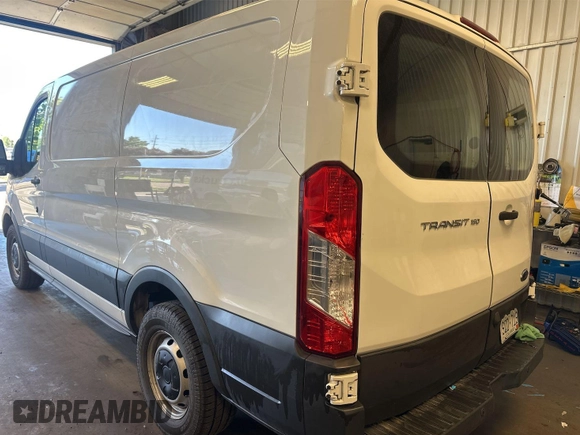 2016 Ford Transit Cargo z VIN 1FTYE1YM9GKB15647, wystawiony jako IAAI lot #42575776 z przebiegiem 235 520 mil mil oraz . Historia ofert i sprzedaży dostępna na DreamBid. Obrazek 22.
