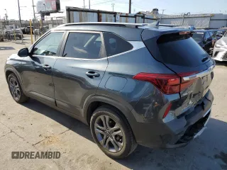 2023 Kia Seltos S z VIN KNDEU2AA1P7394185, wystawiony jako Copart lot #56978355 z przebiegiem 48 202 mil mil oraz Szkody całkowita. Historia ofert i sprzedaży dostępna na DreamBid. Obrazek 2.