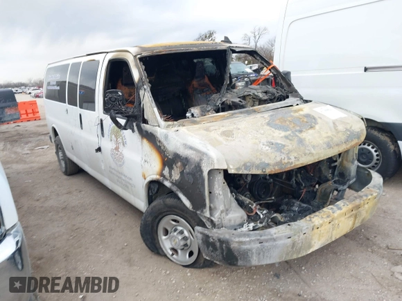 2022 Chevrolet Express Passenger LS z VIN 1GAZGNFP9N1207663, wystawiony jako IAAI lot #41360008 z przebiegiem Nie podano mil oraz . Historia ofert i sprzedaży dostępna na DreamBid. Obrazek 1.