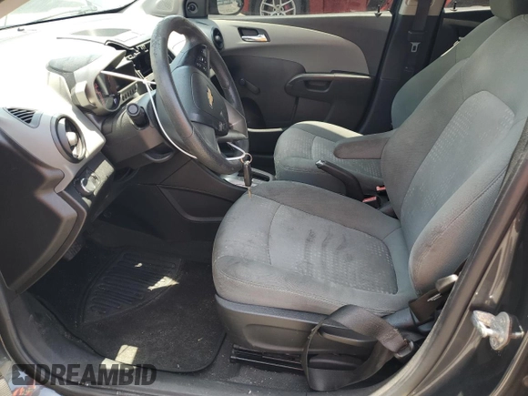 2013 Chevrolet Sonic LS z VIN 1G1JA6SH2D4136905, wystawiony jako Copart lot #55980485 z przebiegiem 176 857 mil mil oraz Nie do naprawy • Non repairable. Historia ofert i sprzedaży dostępna na DreamBid. Obrazek 7.