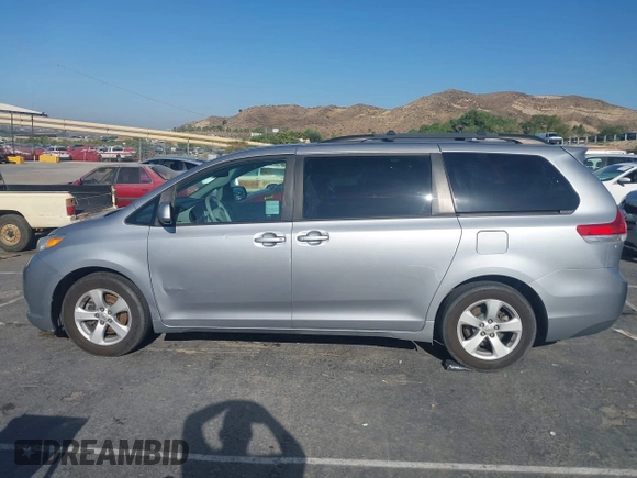 2011 Toyota Sienna LE AAS z VIN 5TDKK3DC8BS163200, wystawiony jako IAAI lot #42523991 z przebiegiem 260 470 mil mil oraz . Historia ofert i sprzedaży dostępna na DreamBid. Obrazek 14.