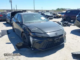2025 Toyota Camry LE z VIN 4T1DAACK9SU531612, wystawiony jako IAAI lot #41824945 z przebiegiem 13 181 mil mil oraz . Historia ofert i sprzedaży dostępna na DreamBid. Obrazek 1.
