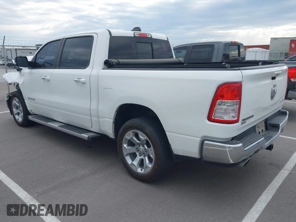2020 Ram 1500 Big Horn z VIN 1C6SRFFT0LN394102, wystawiony jako IAAI lot #42282361 z przebiegiem 56 065 mil mil oraz . Historia ofert i sprzedaży dostępna na DreamBid. Obrazek 3.