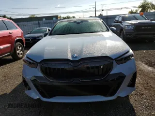 2024 BMW i5 eDrive40 z VIN WBY33FK02RCR43716, wystawiony jako Copart lot #68262434 z przebiegiem Nie podano mil oraz Szkody całkowita. Historia ofert i sprzedaży dostępna na DreamBid. Obrazek 5.