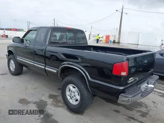 2001 Chevrolet S-10 LS with VIN 1GCDT19W51K140881, listed as a IAAI auction lot 42114214 with 347,913 mi miles and . Bid and sale history available at DreamBid. Image 3.