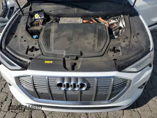 2021 Audi e-tron Prestige z VIN WA1VAAGE8MB040051, wystawiony jako Copart lot #46356155 z przebiegiem 33 501 mil mil oraz Szkody całkowita. Historia ofert i sprzedaży dostępna na DreamBid. Obrazek 12.