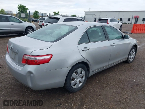 2007 Toyota Camry CE z VIN 4T1BE46K87U188131, wystawiony jako IAAI lot #42378672 z przebiegiem 274 966 mil mil oraz . Historia ofert i sprzedaży dostępna na DreamBid. Obrazek 4.