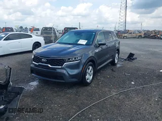 2021 Kia Sorento LX z VIN 5XYRG4LC7MG053164, wystawiony jako IAAI lot #42147600 z przebiegiem 85 481 mil mil oraz . Historia ofert i sprzedaży dostępna na DreamBid. Obrazek 2.