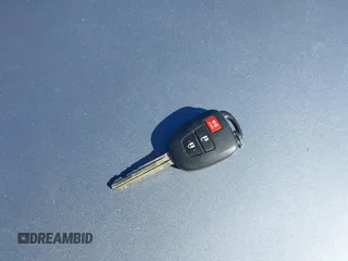 2016 Toyota Prius One z VIN JTDKDTB31G1122487, wystawiony jako IAAI lot #41866418 z przebiegiem 74 035 mil mil oraz . Historia ofert i sprzedaży dostępna na DreamBid. Obrazek 11.