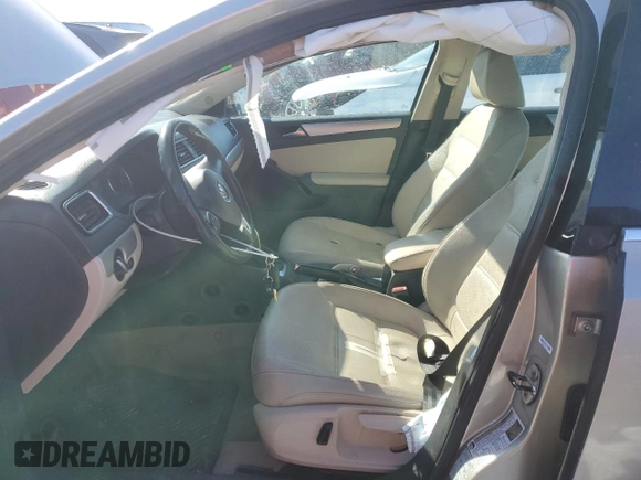 2013 Volkswagen Jetta SE z VIN 3VWDX7AJ8DM232729, wystawiony jako Copart lot #45302315 z przebiegiem 121 938 mil mil oraz Szkoda całkowita • Salvage title. Historia ofert i sprzedaży dostępna na DreamBid. Obrazek 7.