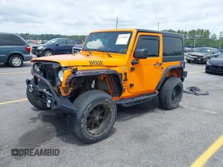 2013 Jeep Wrangler Sport z VIN 1C4AJWAG2DL538526, wystawiony jako IAAI lot #42378501 z przebiegiem 81 709 mil mil oraz . Historia ofert i sprzedaży dostępna na DreamBid. Obrazek 2.