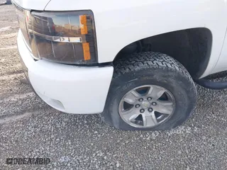 2007 Chevrolet Silverado 1500 LT w/1LT with VIN 1GCEC19J47Z510694, listed as a IAAI auction lot 41474581 with 186,066 mi miles. Bid and sale history available at carsss.com. Image 6.
