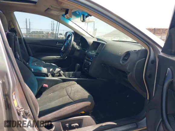 2009 Nissan Maxima S z VIN 1N4AA51E89C853790, wystawiony jako IAAI lot #42429971 z przebiegiem 240 525 mil mil oraz . Historia ofert i sprzedaży dostępna na DreamBid. Obrazek 5.