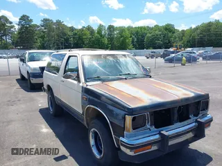 1989 Chevrolet Blazer z VIN 1GNCS18Z7K8189161, wystawiony jako IAAI lot #42336621 z przebiegiem 23 187 mil mil oraz . Historia ofert i sprzedaży dostępna na DreamBid. Obrazek 1.