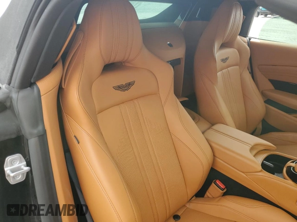 2023 Aston Martin Vantage z VIN SCFSMGBW9PGP08760, wystawiony jako Copart lot #74983814 z przebiegiem 1916 mil mil oraz Nie do naprawy. Historia ofert i sprzedaży dostępna na DreamBid. Obrazek 10.