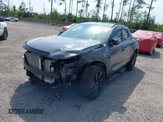 2023 Hyundai Santa Cruz Night Edition z VIN 5NTJCDAF0PH054192, wystawiony jako IAAI lot #40734723 z przebiegiem 9 700 mil mil oraz . Historia ofert i sprzedaży dostępna na DreamBid. Obrazek 2.