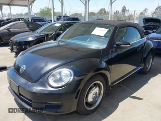 2013 Volkswagen Beetle 2.5L w/Sound/Nav с VIN 3VW5P7AT2DM810474, выставлен на аукционе IAAI как лот 42328515 с пробегом 53 614 миль миль и . История ставок и продаж доступна на DreamBid. Изображение 2.