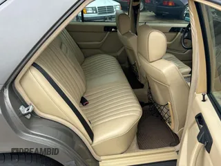 1989 Mercedes-Benz 300 E z VIN WDBEA30D2KB022367, wystawiony jako Copart lot #60087495 z przebiegiem 76 930 mil mil oraz Szkoda całkowita • Salvage title. Historia ofert i sprzedaży dostępna na DreamBid. Obrazek 6.