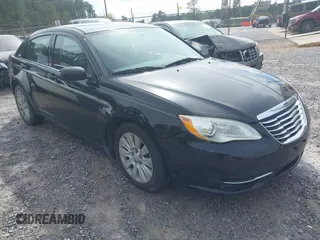 2013 Chrysler 200 LX z VIN 1C3CCBAB7DN735376, wystawiony jako IAAI lot #41835046 z przebiegiem 134 461 mil mil oraz . Historia ofert i sprzedaży dostępna na DreamBid. Obrazek 1.