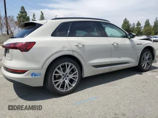 2021 Audi e-tron Prestige z VIN WA1VAAGE9MB024067, wystawiony jako Copart lot #55161285 z przebiegiem 55 806 mil mil oraz Szkoda całkowita • Salvage title. Historia ofert i sprzedaży dostępna na DreamBid. Obrazek 3.