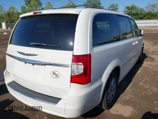 2013 Chrysler Town & Country Touring z VIN 2C4RC1BG4DR583845, wystawiony jako IAAI lot #42222236 z przebiegiem 178 875 mil mil oraz . Historia ofert i sprzedaży dostępna na DreamBid. Obrazek 4.