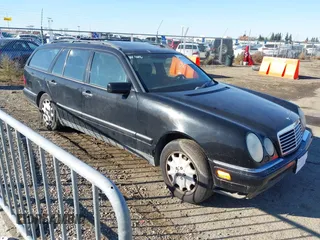 1999 Mercedes-Benz E-Class with VIN WDBJH82F2XX027360, listed as a IAAI auction lot 40977518 with 1 mi miles. Bid and sale history available at carsss.com. Image 1.