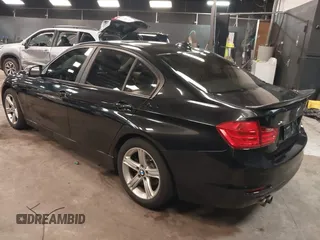 2015 BMW 3 Series 328i xDrive с VIN WBA3B5G55FNS13718, выставлен на аукционе IAAI как лот 42264153 с пробегом 180 428 миль миль и . История ставок и продаж доступна на DreamBid. Изображение 3.