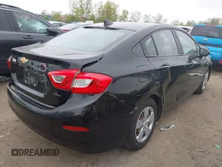 2017 Chevrolet Cruze LS z VIN 1G1BC5SM2H7223276, wystawiony jako IAAI lot #42188962 z przebiegiem 102 796 mil mil oraz . Historia ofert i sprzedaży dostępna na DreamBid. Obrazek 4.