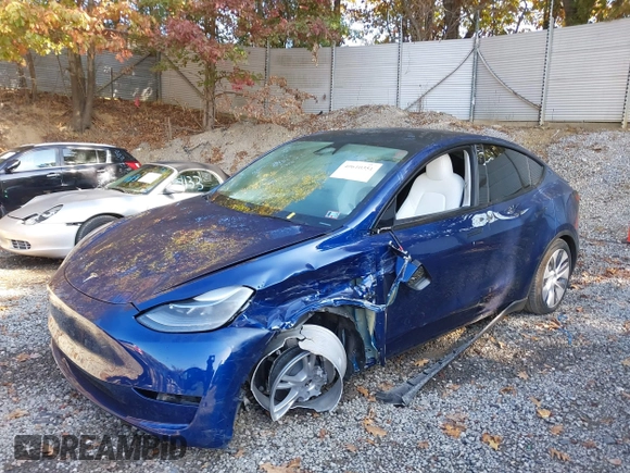 2024 Tesla Model Y Long Range with VIN 7SAYGDEE1RA266328, listed as a IAAI auction lot 40610351 with 13,573 mi miles. Bid and sale history available at carsss.com. Image 25.
