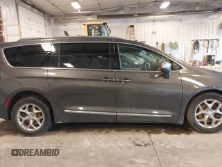 2018 Chrysler Pacifica Limited z VIN 2C4RC1GG2JR357615, wystawiony jako IAAI lot #41937587 z przebiegiem 62 394 mil mil oraz . Historia ofert i sprzedaży dostępna na DreamBid. Obrazek 14.