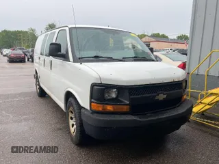 2014 Chevrolet Express Cargo z VIN 1GCSGAFX7E1163258, wystawiony jako IAAI lot #42501106 z przebiegiem 214 104 mil mil oraz . Historia ofert i sprzedaży dostępna na DreamBid. Obrazek 2.