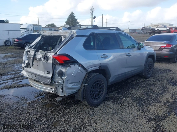 2022 Toyota RAV4 XLE with VIN 2T3P1RFV3NC266202, listed as a IAAI auction lot 41702818 with 62,043 mi miles. Bid and sale history available at carsss.com. Image 4.