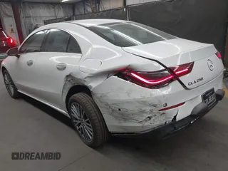 2025 Mercedes-Benz CLA 250 z VIN W1K5J4GB4SN481027, wystawiony jako IAAI lot #40772342 z przebiegiem 533 mil mil oraz . Historia ofert i sprzedaży dostępna na DreamBid. Obrazek 3.