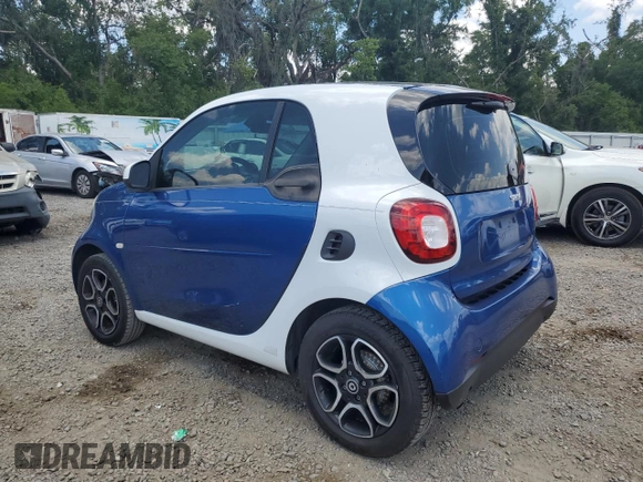 2016 Smart fortwo Passion z VIN WMEFJ5DA5GK058855, wystawiony jako Copart lot #57119445 z przebiegiem 173 493 mil mil oraz Szkody całkowita. Historia ofert i sprzedaży dostępna na DreamBid. Obrazek 2.