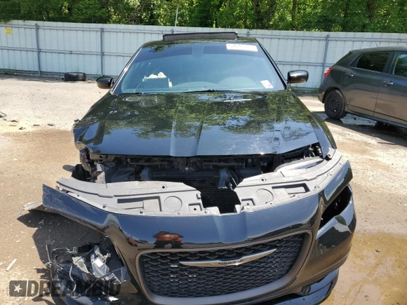 2018 Chrysler 300 S z VIN 2C3CCABG4JH223910, wystawiony jako Copart lot #54045785 z przebiegiem 110 100 mil mil oraz Szkoda całkowita • Salvage title. Historia ofert i sprzedaży dostępna na DreamBid. Obrazek 5.