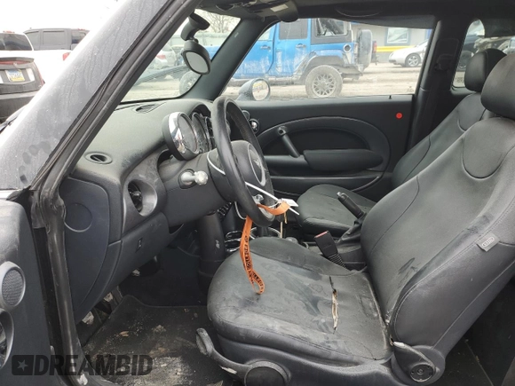 2005 MINI Hardtop z VIN WMWRC33525TK61317, wystawiony jako Copart lot #43325015 z przebiegiem 159 089 mil mil oraz Szkoda całkowita • Salvage title. Historia ofert i sprzedaży dostępna na DreamBid. Obrazek 7.