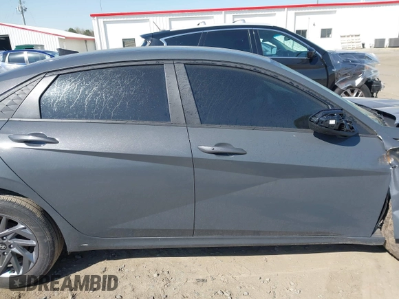 2024 Hyundai Elantra SEL z VIN KMHLM4DG1RU755188, wystawiony jako IAAI lot #41857576 z przebiegiem 18 183 mil mil oraz . Historia ofert i sprzedaży dostępna na DreamBid. Obrazek 13.