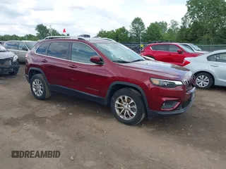 2019 Jeep Cherokee Latitude z VIN 1C4PJMCB5KD386572, wystawiony jako IAAI lot #42364321 z przebiegiem 133 854 mil mil oraz . Historia ofert i sprzedaży dostępna na DreamBid. Obrazek 1.