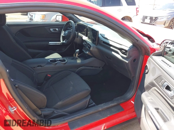 2024 Ford Mustang EcoBoost z VIN 1FA6P8TH8R5146979, wystawiony jako IAAI lot #42017450 z przebiegiem 6 253 mil mil oraz . Historia ofert i sprzedaży dostępna na DreamBid. Obrazek 5.