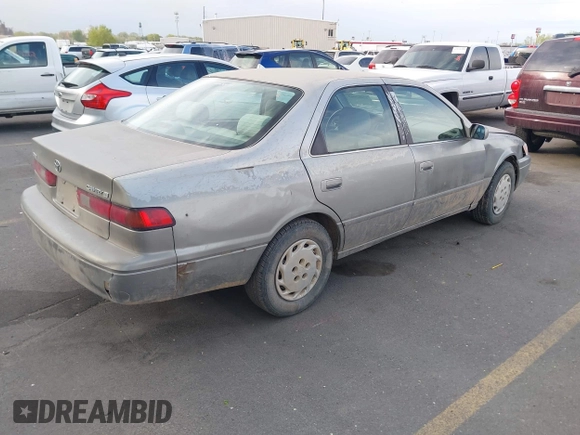 1998 Toyota Camry LE z VIN JT2BG22K8W0144508, wystawiony jako IAAI lot #42083963 z przebiegiem 222 776 mil mil oraz . Historia ofert i sprzedaży dostępna na DreamBid. Obrazek 4.