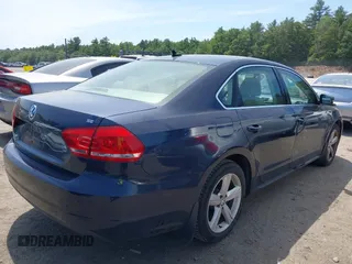 2013 Volkswagen Passat SE z VIN 1VWBP7A37DC111202, wystawiony jako IAAI lot #42395659 z przebiegiem 138 783 mil mil oraz . Historia ofert i sprzedaży dostępna na DreamBid. Obrazek 4.