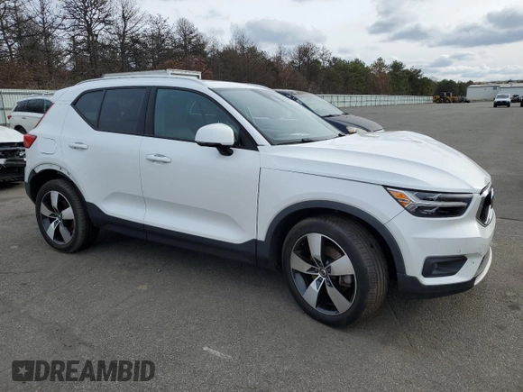 2021 Volvo XC40 Momentum with VIN YV4162UK0M2408578, listed as a Copart auction lot 81620584 with 35,560 mi miles and Salvage Title. Bid and sale history available at carsss.com. Image 4.