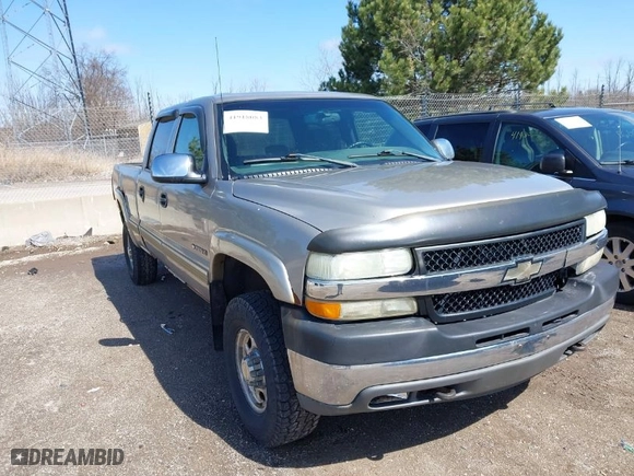 2002 Chevrolet Silverado 2500HD LS with VIN 1GCHK23U82F237150, listed as a IAAI auction lot 41918083 with 173,724 mi miles. Bid and sale history available at carsss.com. Image 1.