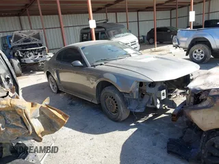 2002 Ford Mustang GT Deluxe z VIN 1FAFP42X12F172826, wystawiony jako IAAI lot #41777345 z przebiegiem Nie podano mil oraz . Historia ofert i sprzedaży dostępna na DreamBid. Obrazek 1.