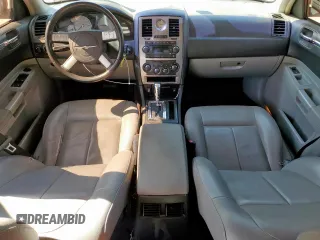2006 Chrysler 300 Touring z VIN 2C3KA53G96H360856, wystawiony jako Copart lot #57558675 z przebiegiem 254 051 mil mil oraz Czysty tytuł • Clean title. Historia ofert i sprzedaży dostępna na DreamBid. Obrazek 8.