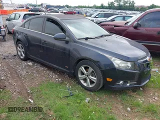 2014 Chevrolet Cruze 2LT z VIN 1G1PE5SB7E7259409, wystawiony jako IAAI lot #42272648 z przebiegiem 178 123 mil mil oraz . Historia ofert i sprzedaży dostępna na DreamBid. Obrazek 1.