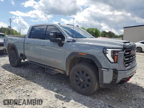 2025 GMC Sierra 2500HD AT4 z VIN 1GT4UPEY0SF206593, wystawiony jako Copart lot #52699045 z przebiegiem 5 036 mil mil oraz Szkoda całkowita • Salvage title. Historia ofert i sprzedaży dostępna na DreamBid. Obrazek 4.